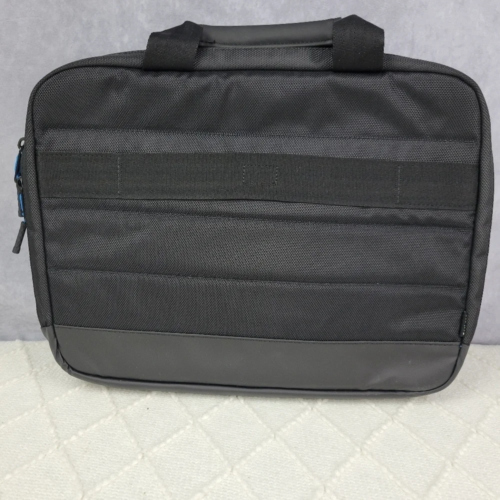 Dell Pro Briefcase 14 Earth-Friendly‎ Solution-Dyeing Process